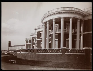 Die Veranda und das Gewächshaus des Haupthauses auf dem Anwesen von F.G. Bourne in Oakdale, Long Island, New York, 1900